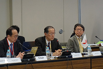 （左）和田FNCA日本コーディネーター（中央）岡原子力委員長（右）佐野原子力委員