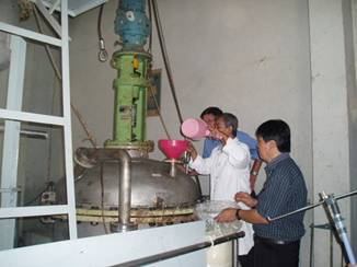 インドネシア原子力庁でのキトサン共同照射の様子