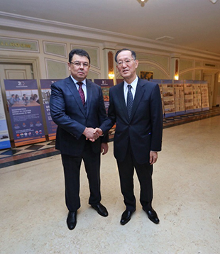 ボズムバイェフカザフスタンエネルギー大臣（左）岡原子力委員会委員長（右