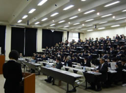 会場となった敦賀短期大学講堂