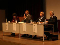 講演後の質疑応答の様子